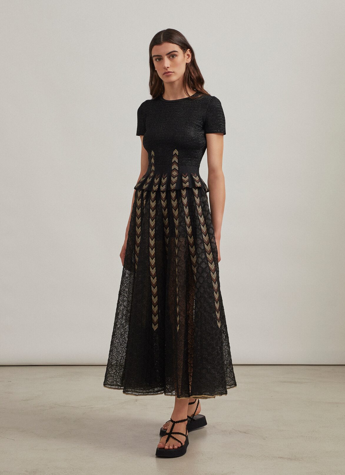 Short-sleeved raffia sweater
 ALAÏA BLACK/GOLD SHORT-SLEEVED RAFFIA SWEATER